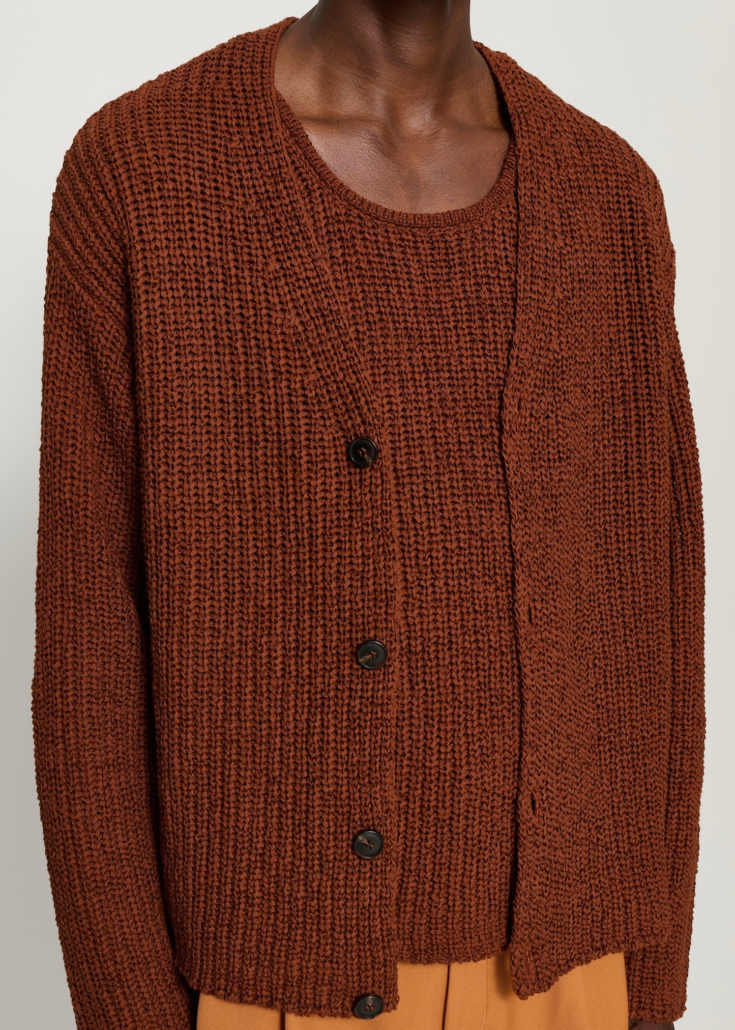 CMMN SWDN ELDAR BUTTONED CARDIGAN - BROWN