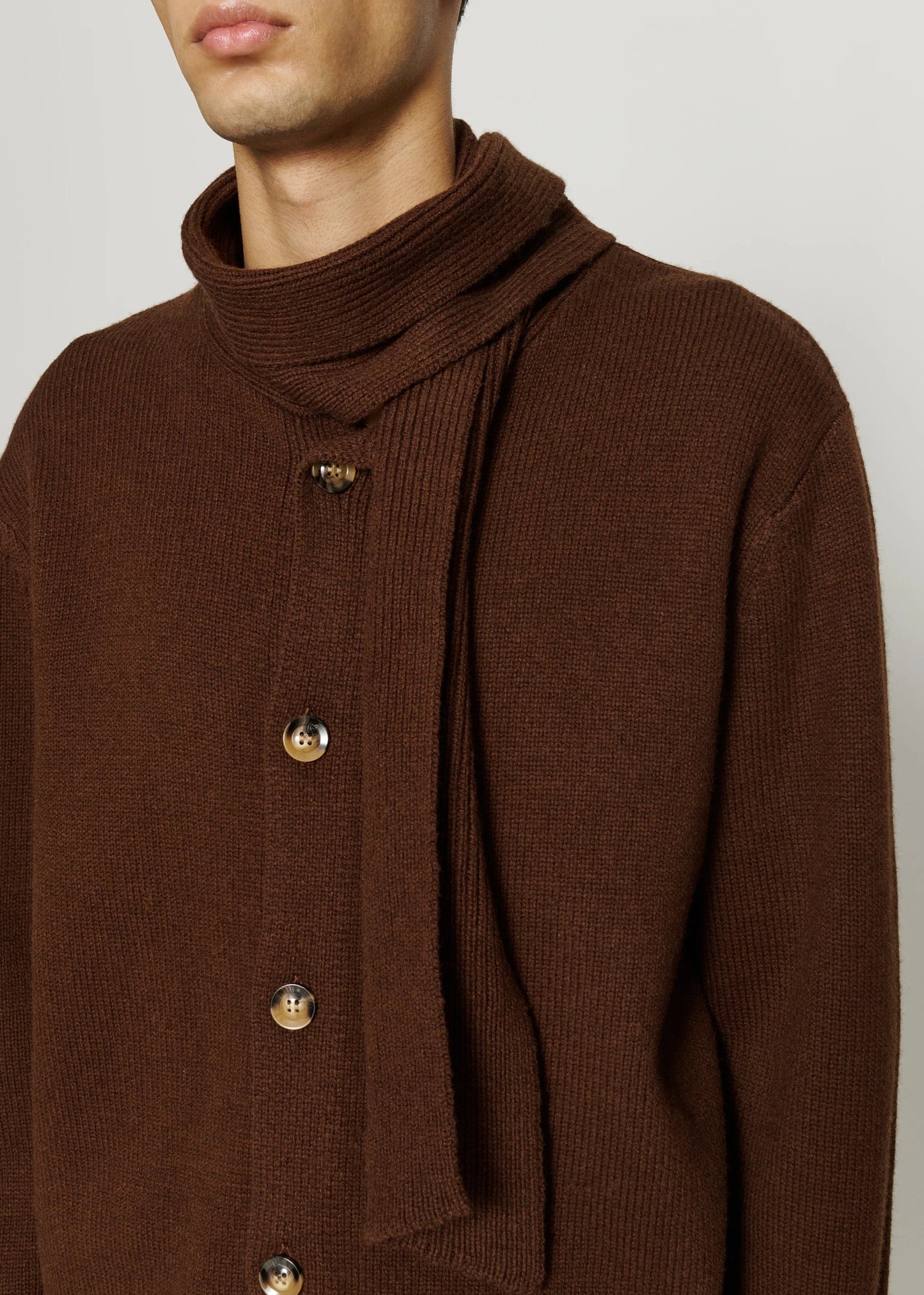 CMMN SWDN SETH SCARF SWEATER - BROWN