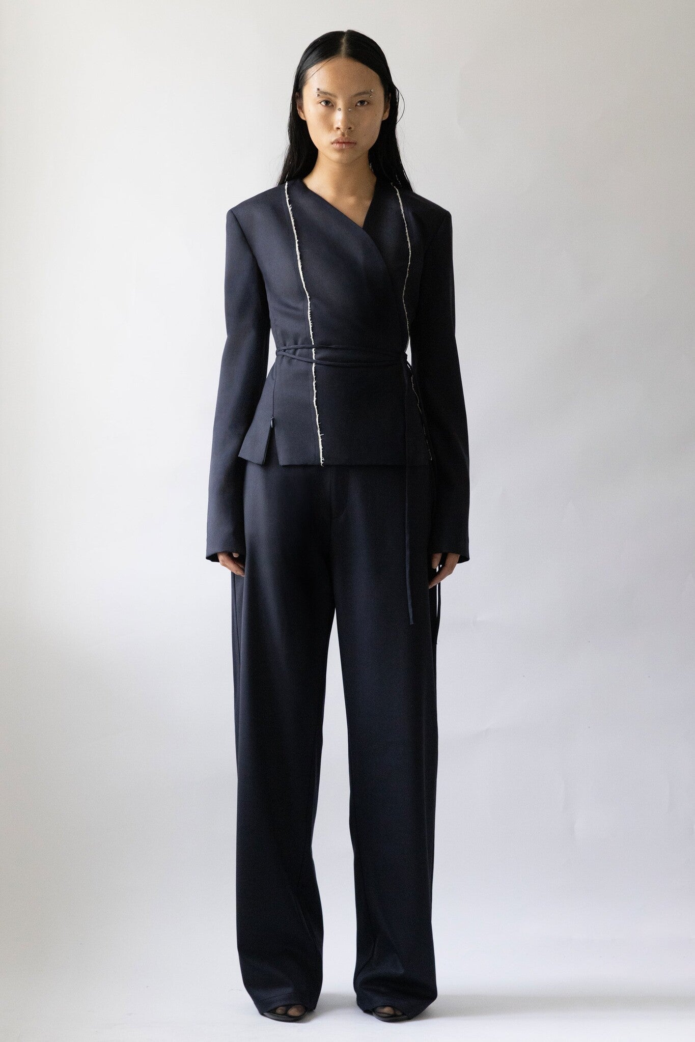 JADE CROPPER TAILORED RAW EDGE BLAZER - DARK NAVY