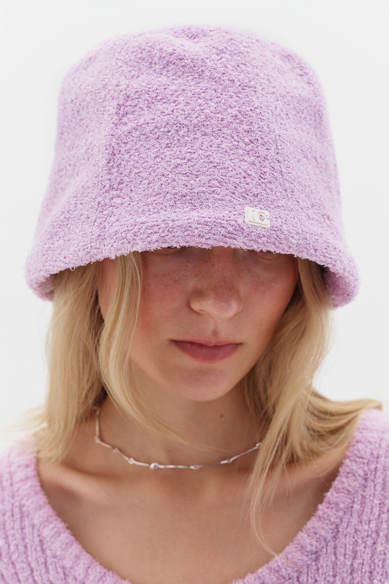 LOW CLASSIC FLUFFY BUCKET HAT