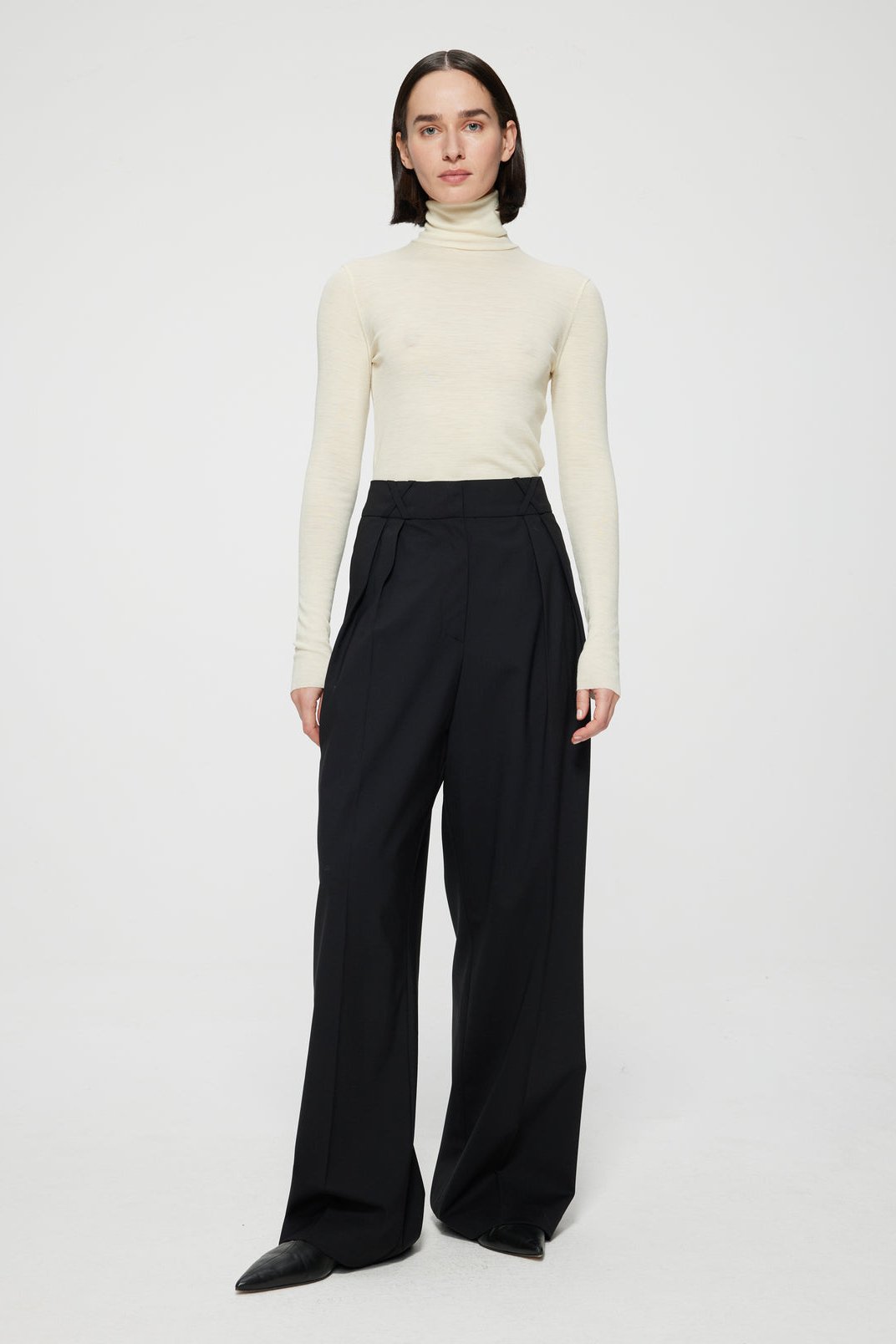 RÓHE FINE MERINO TURTLENECK - OFF-WHITE