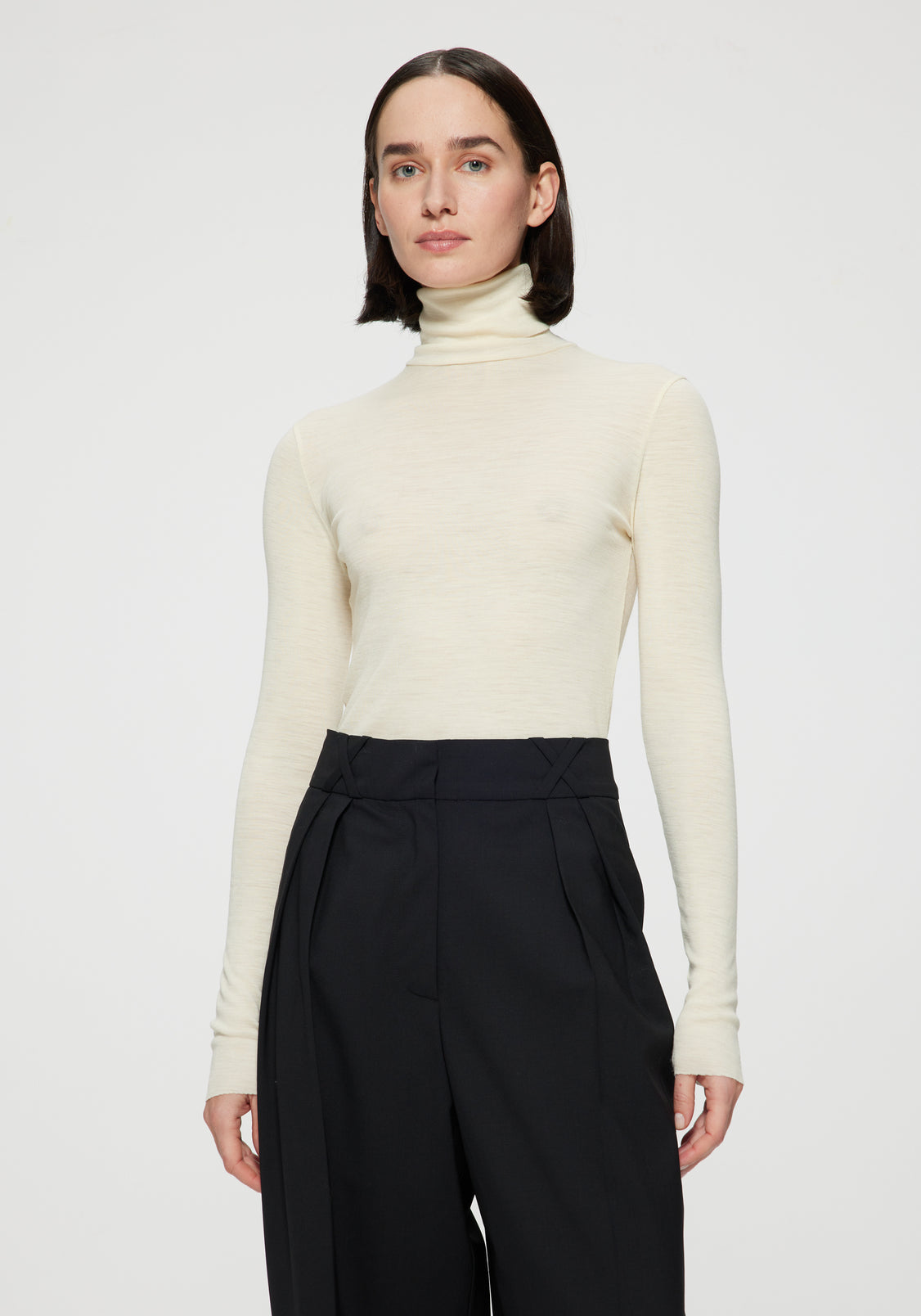 RÓHE FINE MERINO TURTLENECK - OFF-WHITE