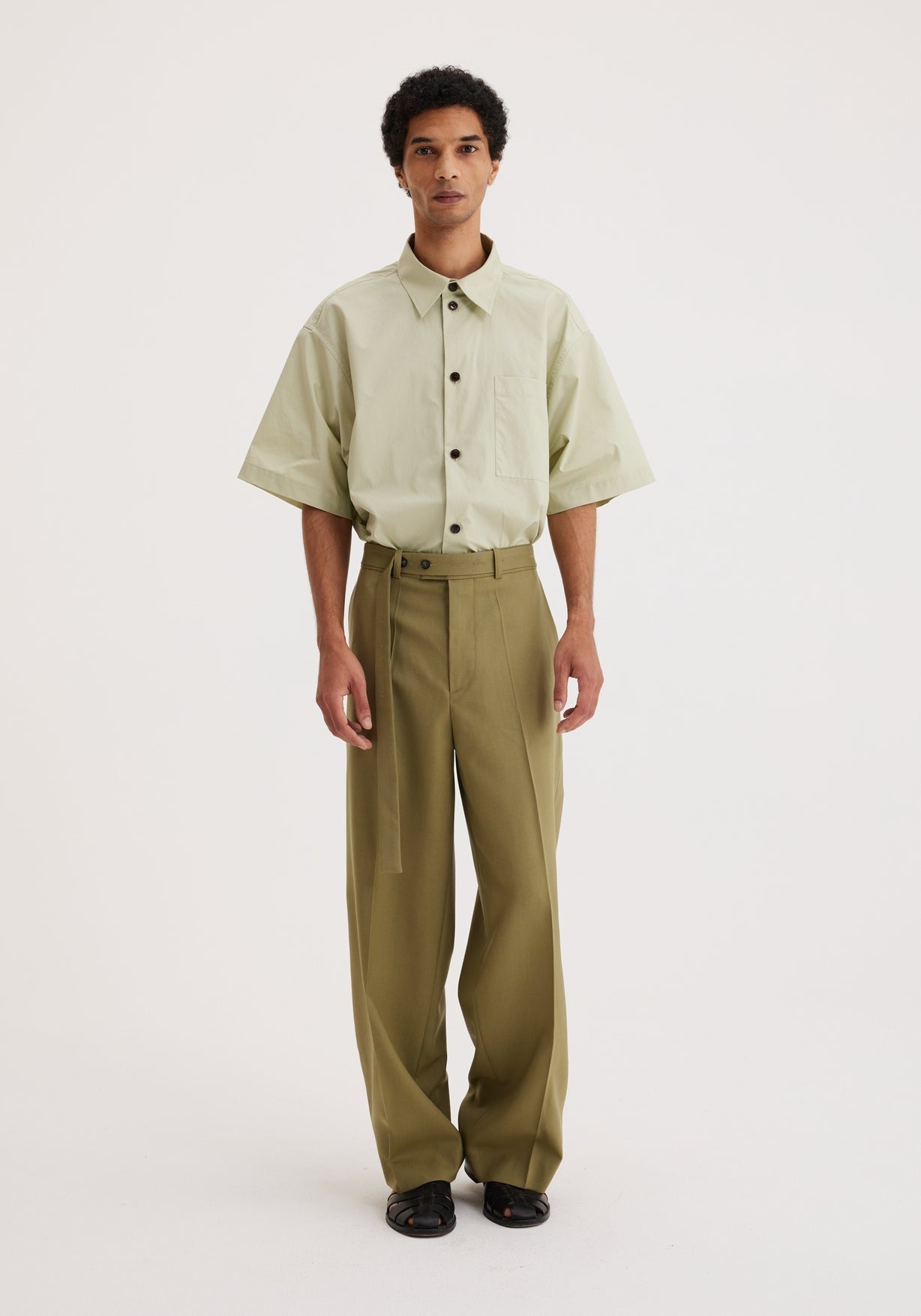 RÓHE MEN BELTED WIDE LEG TROUSERS - SAGE