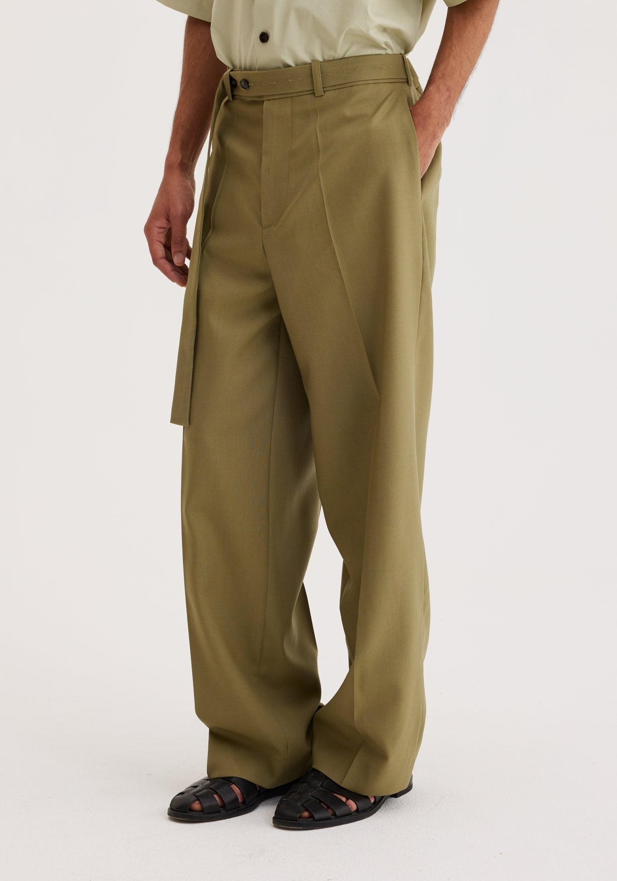 RÓHE MEN BELTED WIDE LEG TROUSERS - SAGE