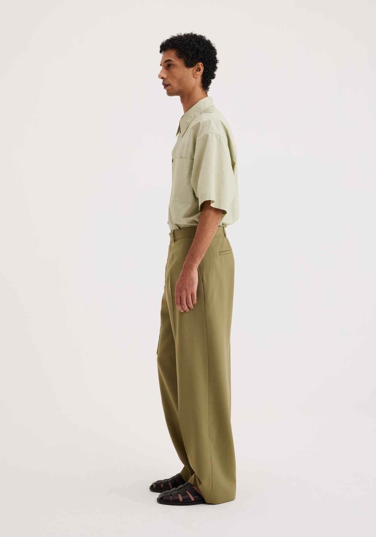 RÓHE MEN BELTED WIDE LEG TROUSERS - SAGE