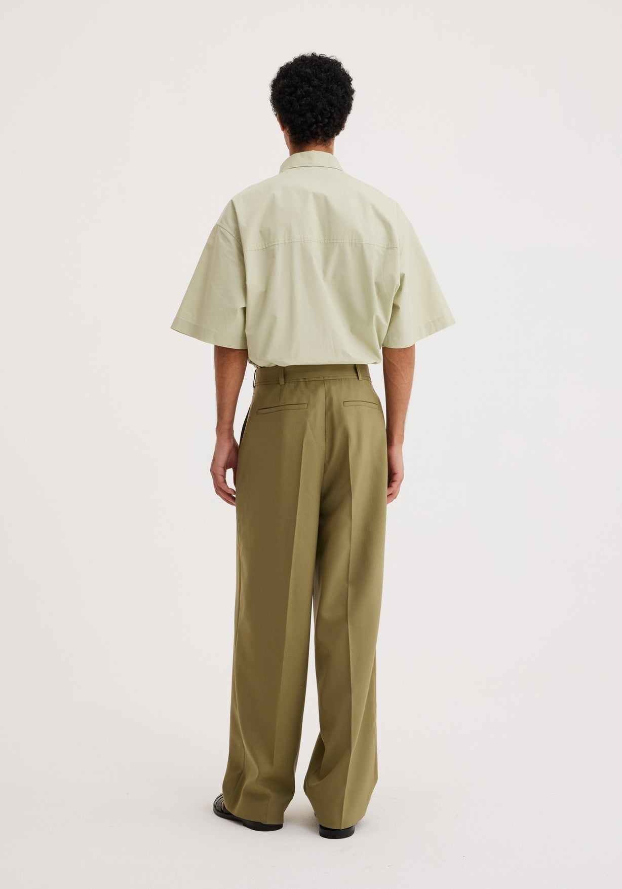 RÓHE MEN BELTED WIDE LEG TROUSERS - SAGE