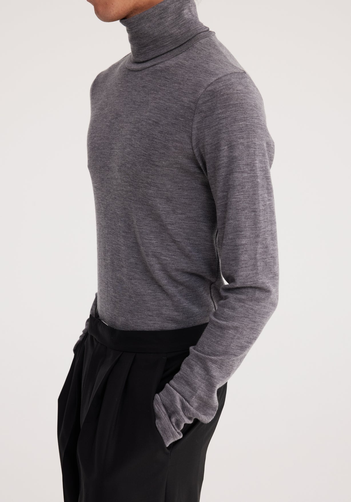 RÓHE MEN FINE MERINO TURTLENECK - DARK GREY MELANGE