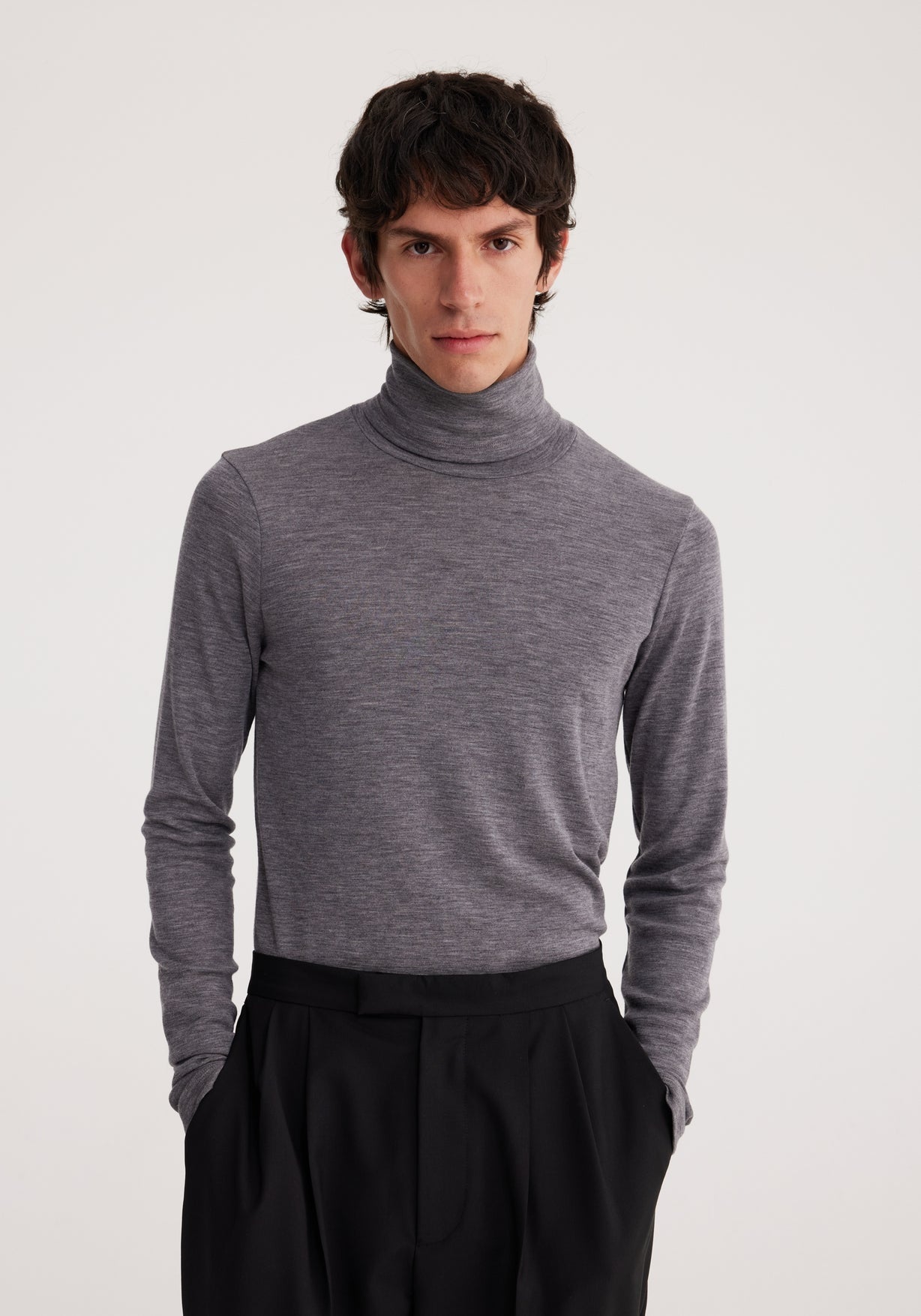 RÓHE MEN FINE MERINO TURTLENECK - DARK GREY MELANGE