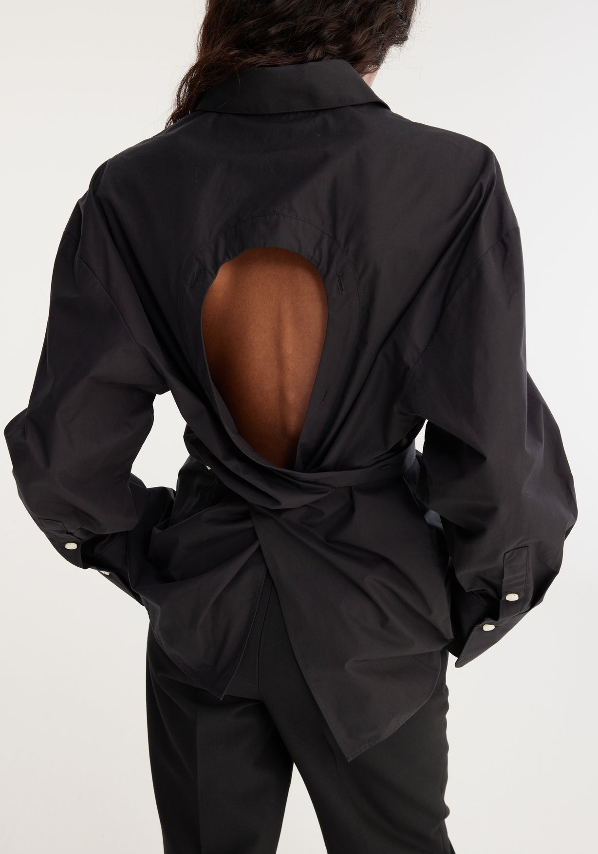 RÓHE OPEN BACK SHIRT - NOIR