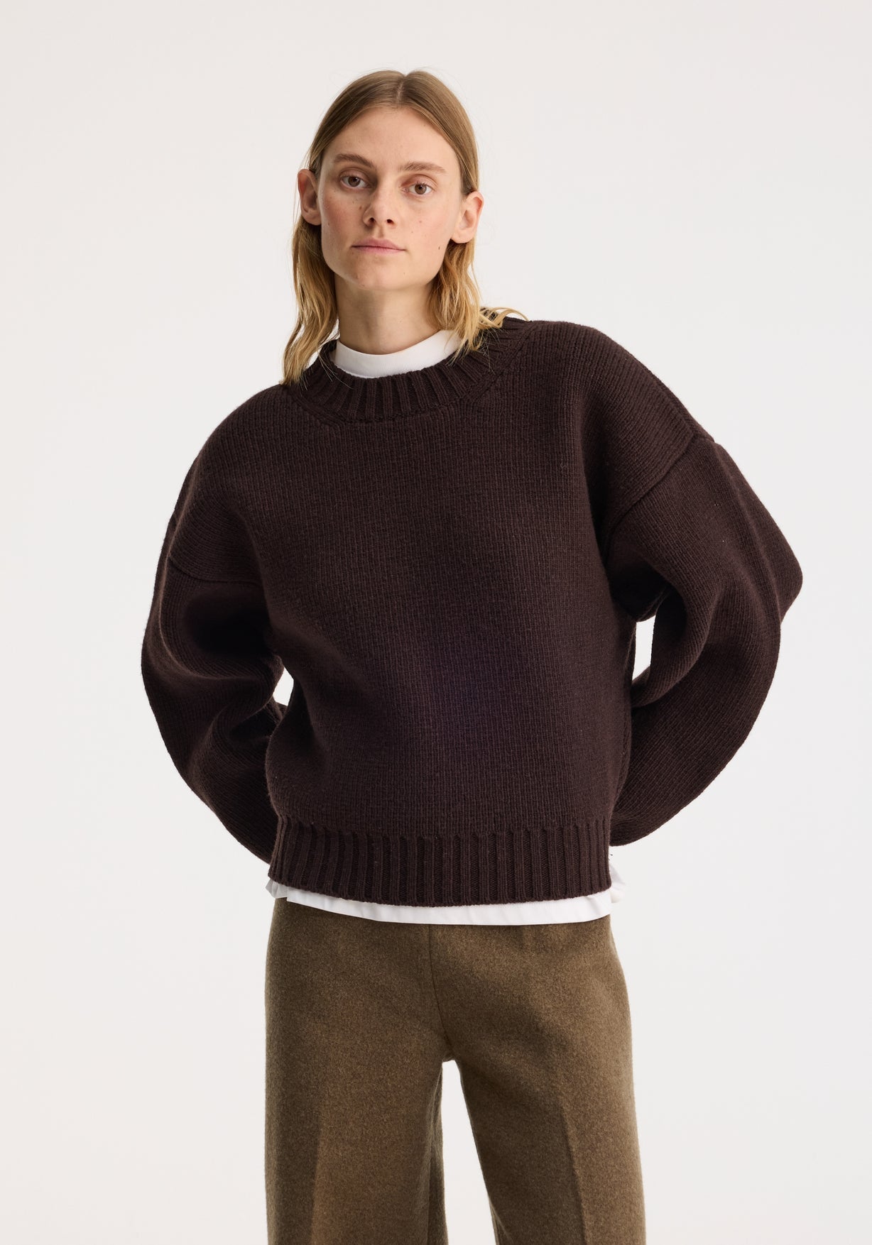 RÓHE COMPACT CREWNECK JUMPER - DARK BROWN